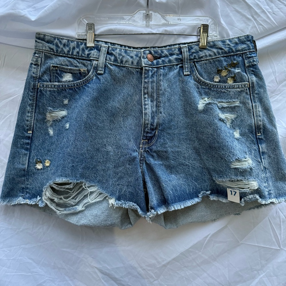 Arizona Distressed Denim Jean Shorts Floral embroidery Size 17 Daisy 100% Cotton